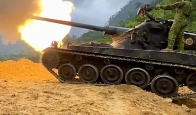 Ejército de Ecuador bombardeando una bocamina