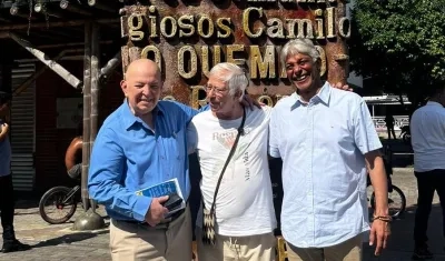 El consejero Comisionado para la Paz, Otty Patiño; el padre Cyrillus Swinne y Cristóbal Padilla, director de Colombia Compra Eficiente.