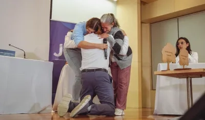 El militar, la madre y la abuela de la víctima del falso positivo.