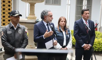 El ministro del Interior, Armando Benedetti, y de fondo la defensora del Pueblo, Iris Marín Ortiz.