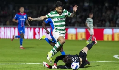 El portero del Alverca André Gomes trata de frenar al delantero del Sporting Luis Suárez.