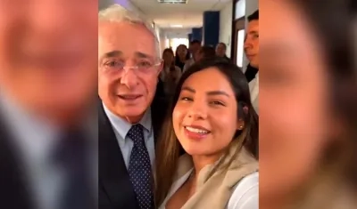 La funcionaria de la Registraduría posando con el expresidente Álvaro Uribe Vélez. 