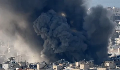 Gigante columna de humo tras un ataque aéreo israelí esta noche