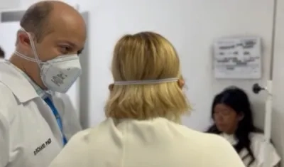 Gobernadora del Magdalena Margarita Guerra visitando a los indígenas heridos. 