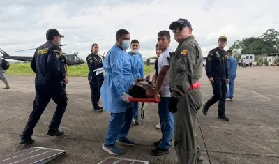 Autoridades trasladan a uno de los heridos.
