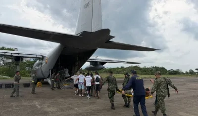 Autoridades trasladan a heridos por el accidente en Puerto Leguízamo, Putumayo.
