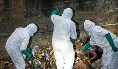 El CTI de la Fiscalía inspeccionando un cuerpo en el departamento del Atlántico. 