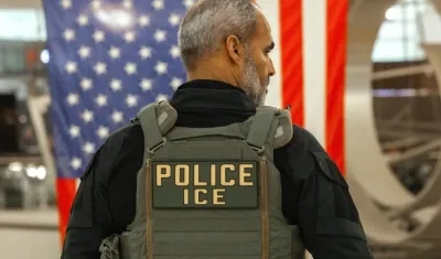 Un agente de ICE patrullando en el aeropuerto internacional John F. Kennedy, en Nueva York.