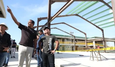 Alcalde Alejandro Char durante la inspección de la obra. 