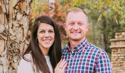 Jason Hughes junto a su esposa.