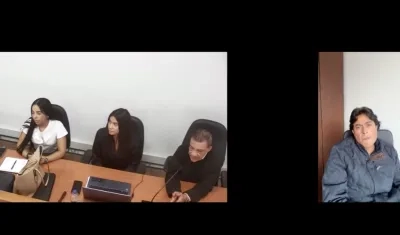 El juez Hugo Carbonó y el acusado Nicolás Petro en la audiencia de este jueves. 
