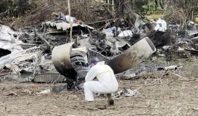 El CTI de la Fiscalía inspeccionando el lugar donde cayó el avión de la Fuerza Aérea. 