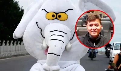 Luis Carlos Rúa, candidato al Senado de Colombia, disfrazado como un elefante blanco.