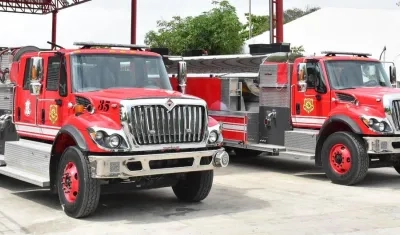 Dos máquinas del Cuerpo de Bomberos en la Estación Ciudadela. 