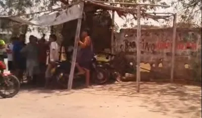 El mototaxista fue atacado a bala cuando esperaba carreras en este cambuche. 