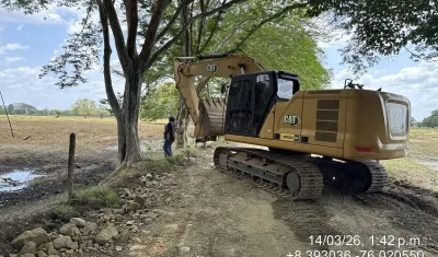 Maquinaria amarilla en la zona donde el río empezó a inundar Montería. 