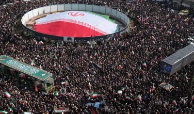 Miles de personas participan en los funerales en la plaza Engelab.