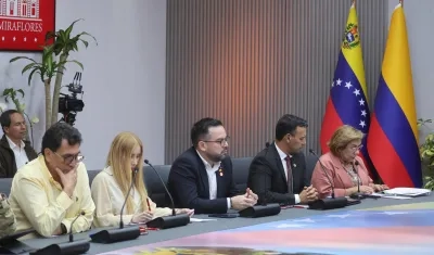 Los ministros colombianos en la reunión con la presidenta (e) de Venezuela Delcy Rodríguez. 