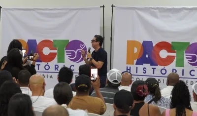 El reelegido senador Pedro Flórez celebrando con gente de su partido la victoria. 