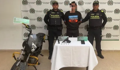 El capturado junto a las autoridades.