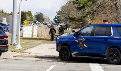Agentes del orden en el lugar de un tiroteo en el Templo Israel en West Bloomfield, Michigan. 