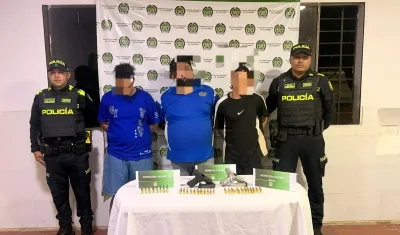 Autoridades junto a los capturados.