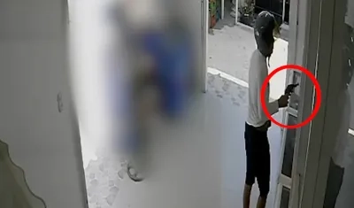 Momento en que el presunto extorsionista disparó contra la droguería. 