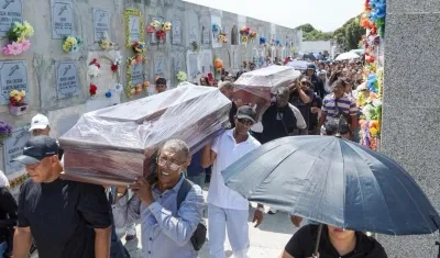 El sepelio de las dos adolescentes en el cementerio Calancalan.