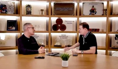 El periodista Jorge Cura con el compositor Richard Daza.