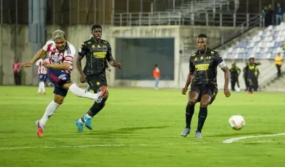 Teófilo Gutiérrez patea al arco para marcar el segundo de Junior