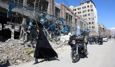Un edificio dañado por un bombardeo de Israel y EE.UU. en Teherán.