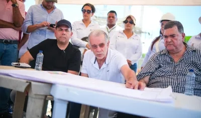 Gobernador Eduardo Verano y autoridades de Sabanalarga entregando balance de obras.
