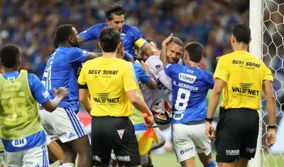 El portero del Atlético Mineiro, Everson, es agredido por jugadores del Cruzeiro.