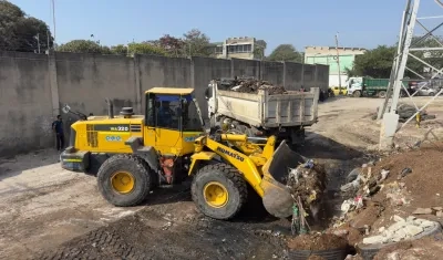  En la intervención se extrajeron neumáticos enterrados durante años y se desmontaron cuatro viviendas improvisadas.