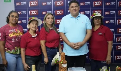 El alcalde Edinson Palma junto a las hacedoras del Festival de la Ciruela de Campeche. 