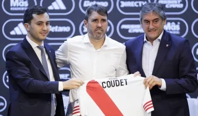 Eduardo Coudet con el presidente de River Plate, Stéfano Di Carlo, y el director deportivo Enzo Francescoli.
