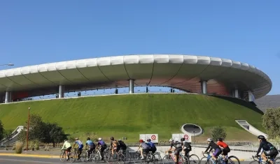 Parte exterior del estadio Akron de Guadalajara, sede del segundo partido de Colombia.