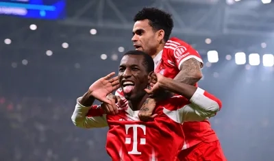 Luis Díaz festeja el cuarto gol del Bayern marcado por Nicolas Jackson.