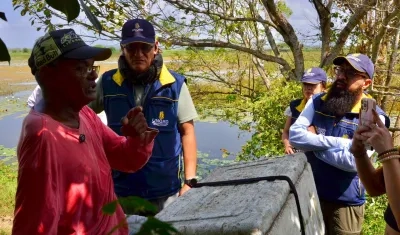 Carlos Carrillo, director de la Ungrd, durante la inspección de jarillones en Córdoba.