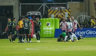 Jermein Peña junto a Yimmi Chará, segundos antes de su expulsión. 