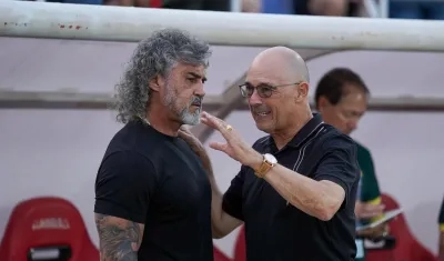 Alfredo Arias, técnico del Junior, dialoga con Leonel Álvarez, timonel del Bucaramanga.