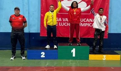 El atlanticense José Castañeda, en el podio tras ganar la medalla de oro.