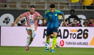 Luis Díaz avanza con la marca del croata Marco Pasalic.