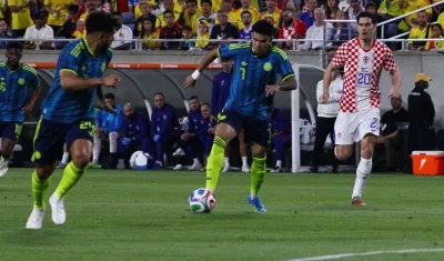 Luis Díaz en un avance hacia la portería de Croacia. 