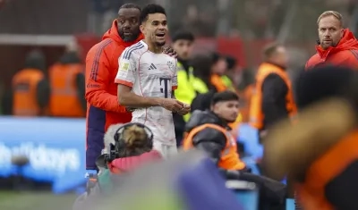 Luis Díaz abandona la cancha tras ser expulsado en el partido contra el Bayer Leverkusen.