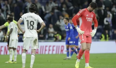 La decepción de Thibaut Courtois y Álvaro Carreras tras la derrota ante el Getafe. 