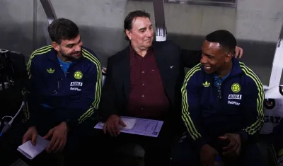 Néstor Lorenzo bromea con su asistente Luis Amaranto Perea. 