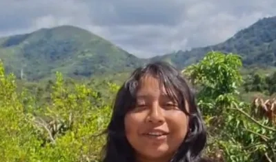 Atizarney Zapata, niña tejedora de la comunidad Arhuaca.