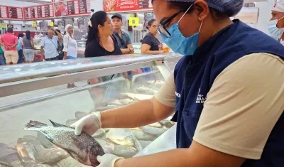 Personal de la Secretaría de Salud hace inspecciones de los alimentos en comercios. 