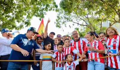 El alcalde de Barranquilla, Alejandro Char, con habitantes del barrio Las Palmas. 